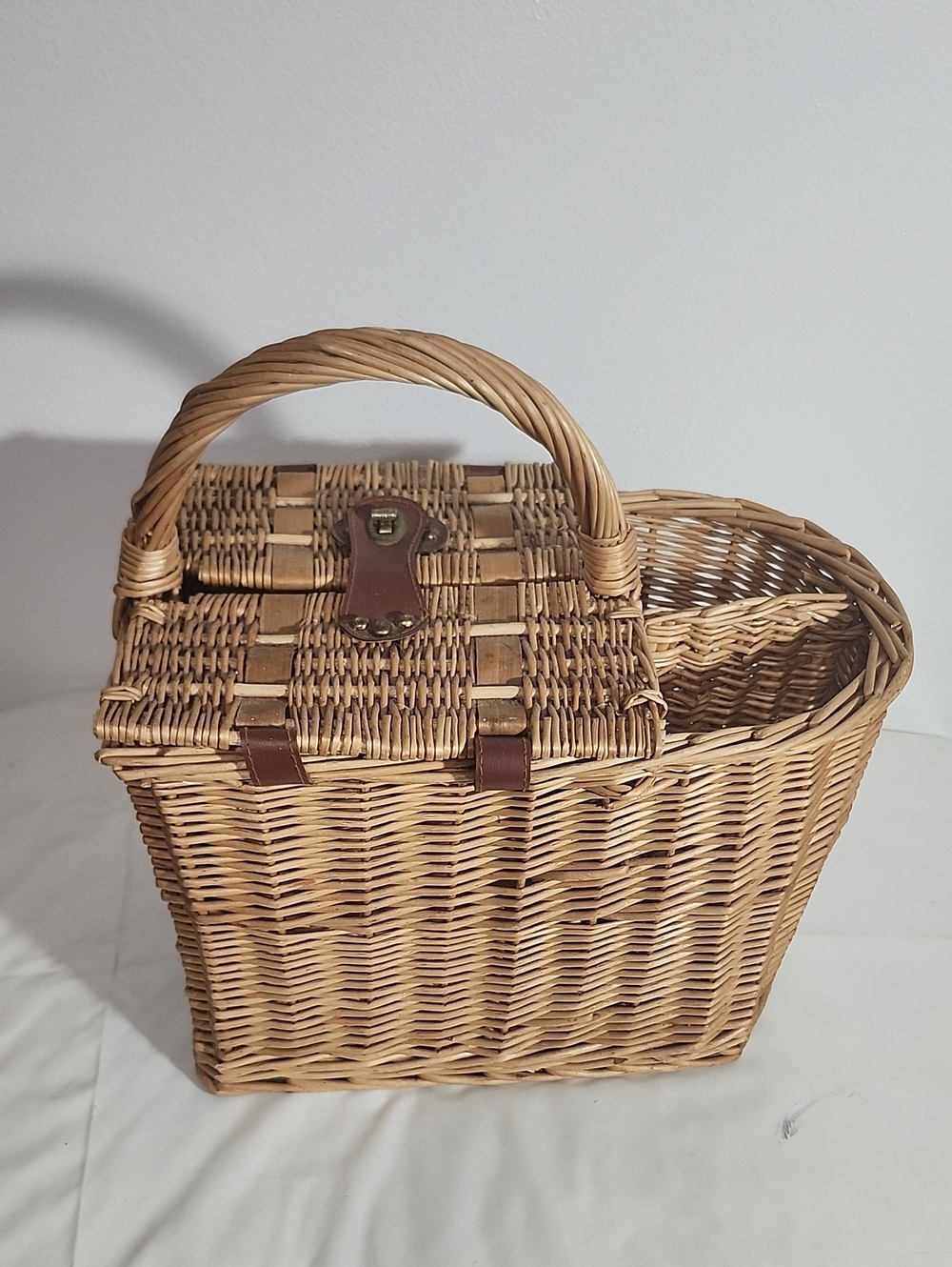 Woven Straw Picnic Basket with Citrus Print Lining - Picture 3 of 6